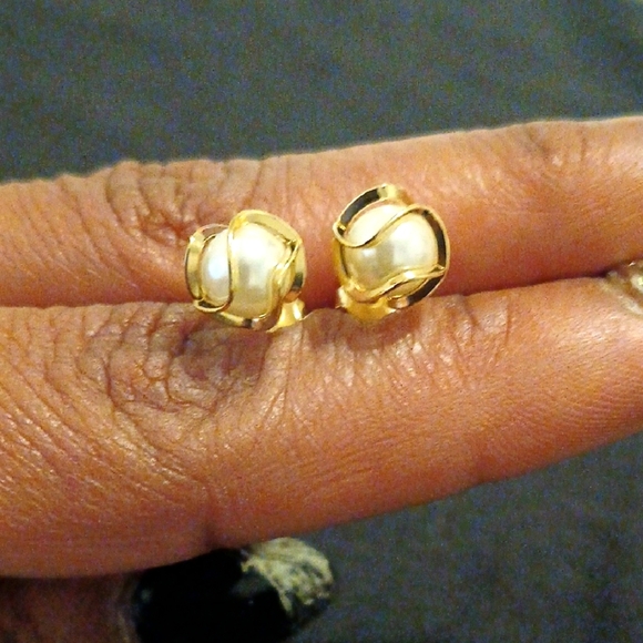 Jewelry - Elegant Gold and Pearl Earrings